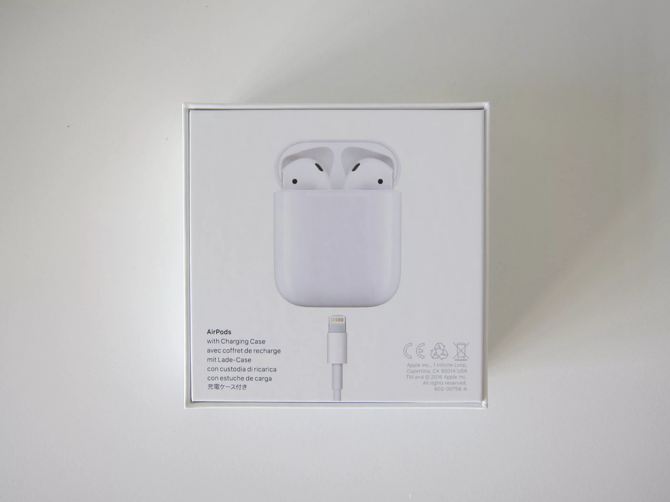 Эппл аирподс 2 коробка. Коробочка от беспроводных наушников. Наушники 2 поколения airpods сзади. Наушники apple earpods 2 коробка. Беспроводные наушники белые в коробочке.