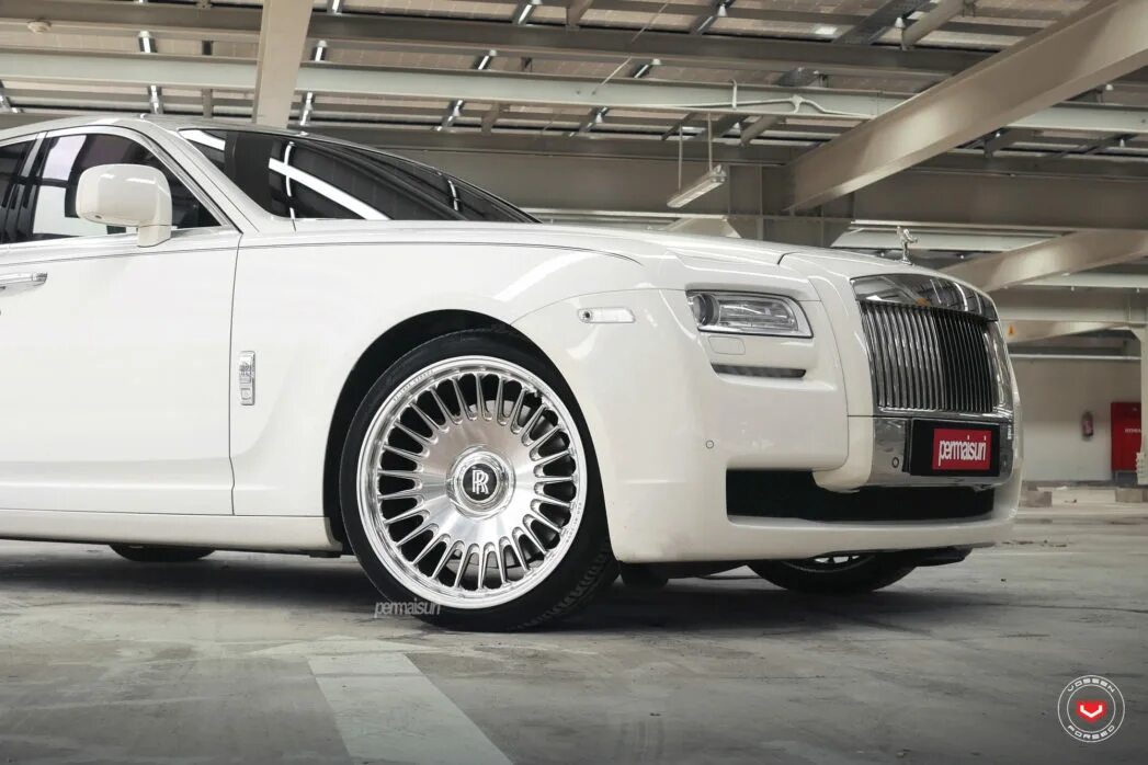 Колесо rolls. Колеса Роллс Ройс. Rolls Royce Ghost колеса. Rolls Royce Ghost диски. Диски Rolls Royce r17.