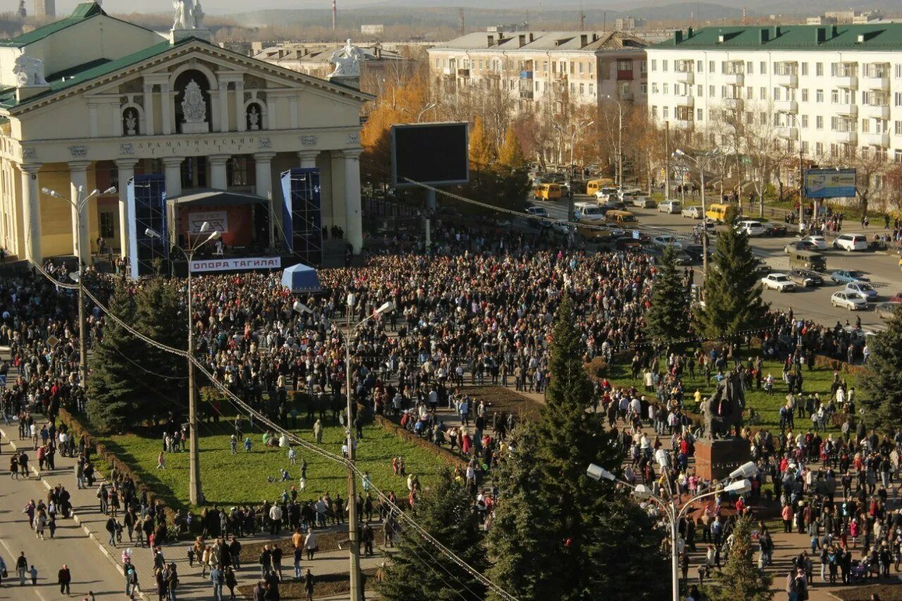 Сколько человек в нижнем тагиле. Театральная площадь Нижний Тагил. Нижний Тагил площадь города. Население города Нижний Тагил. Нижний Тагил 2013.