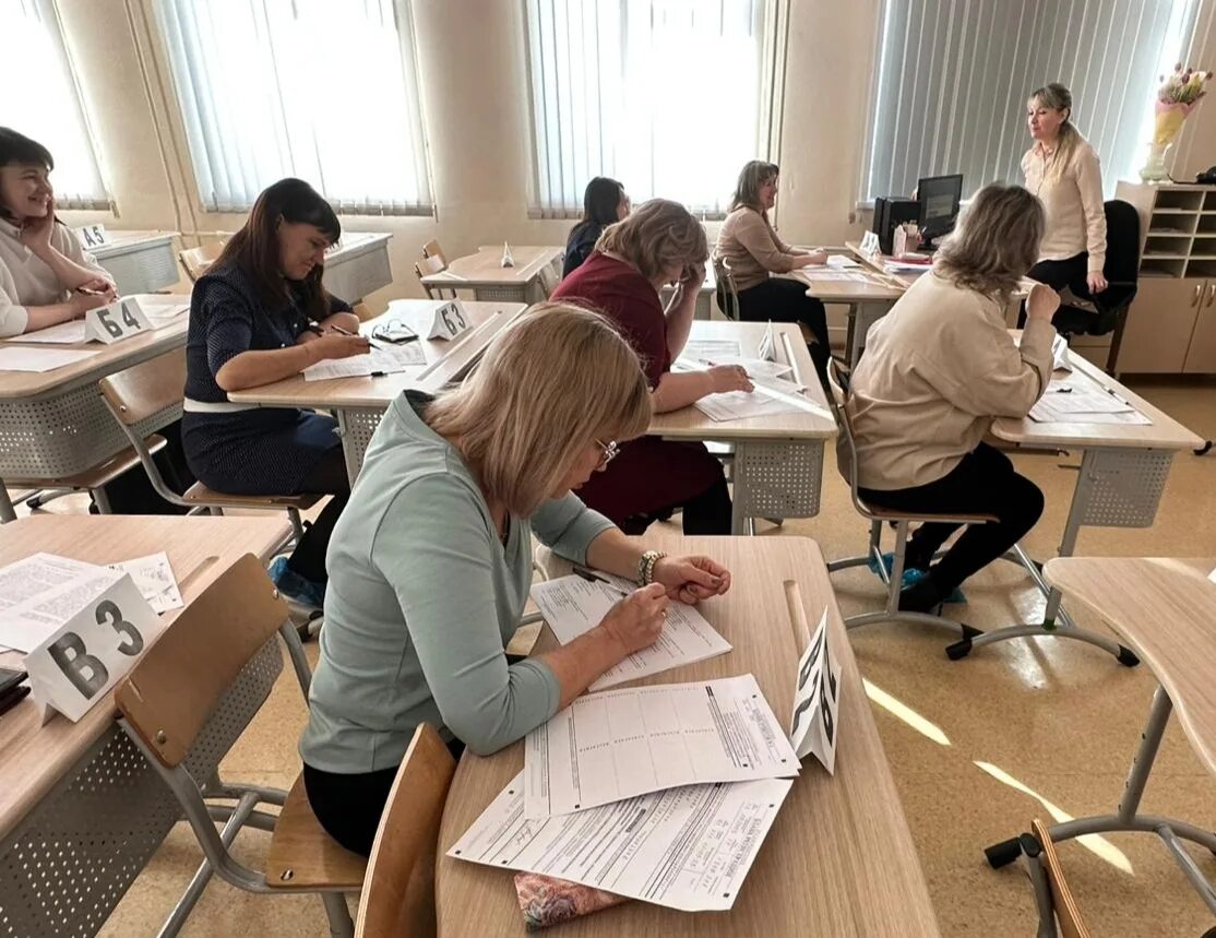 Досрочный егэ 2023. Экзамен сдан. Преподаватель и студент. Егэ кузбасс. Преподаватель и студент.