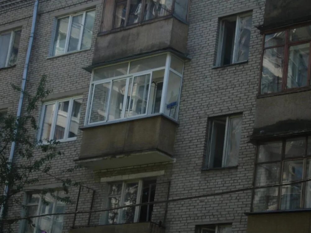 Камышин 37 дом пятиэтажка. Плевки с балкона. Женщина с балкона в Черноголовке. Погорелов звезды с балконов