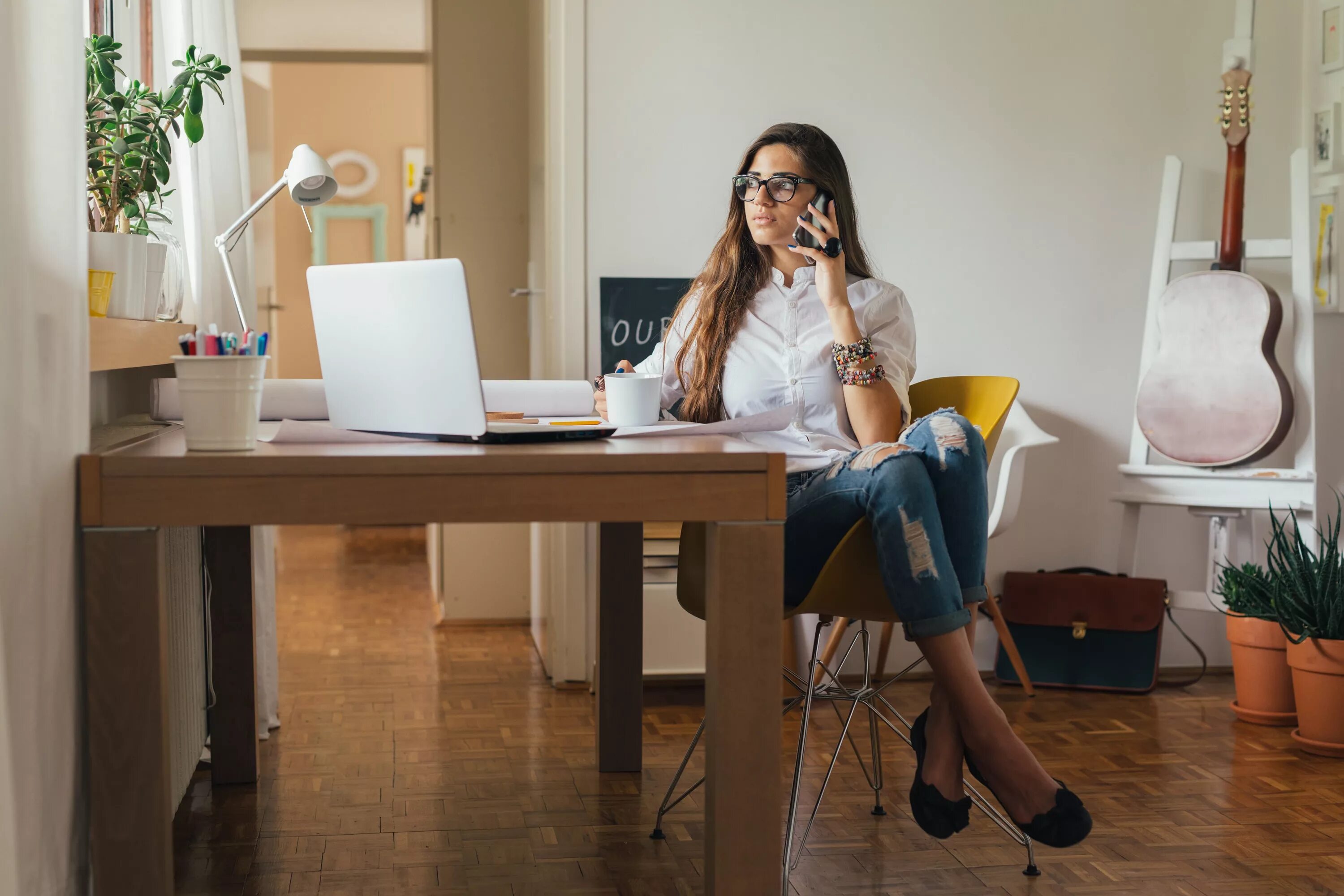 When you work at home. Офисные девушки. Фотосессия в офисе. Красивая девушка в офисе. Офис девушки люди.