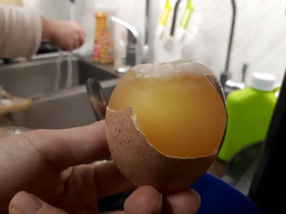 Сырое яйцо. Яйцо без скорлупы. Яйца очищенные.