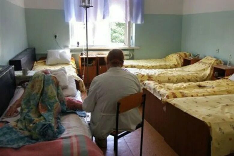 Палата в больнице. Одеяло в больнице. Люди которые лежат в больнице.