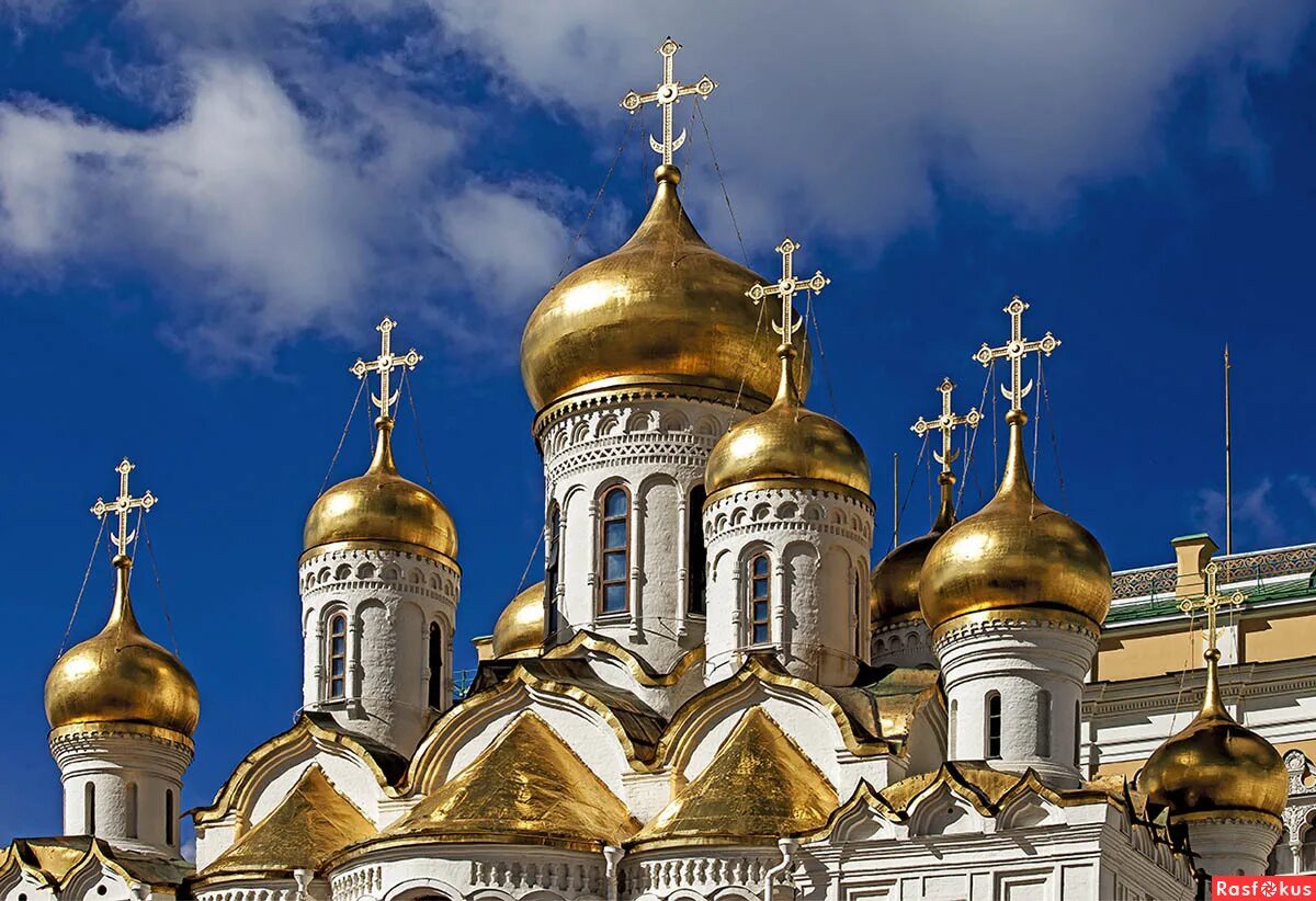 византийский шлемовидный купол. церковь с золотыми куполами в москве. златые купола. храм с маковками москва. златые купола.