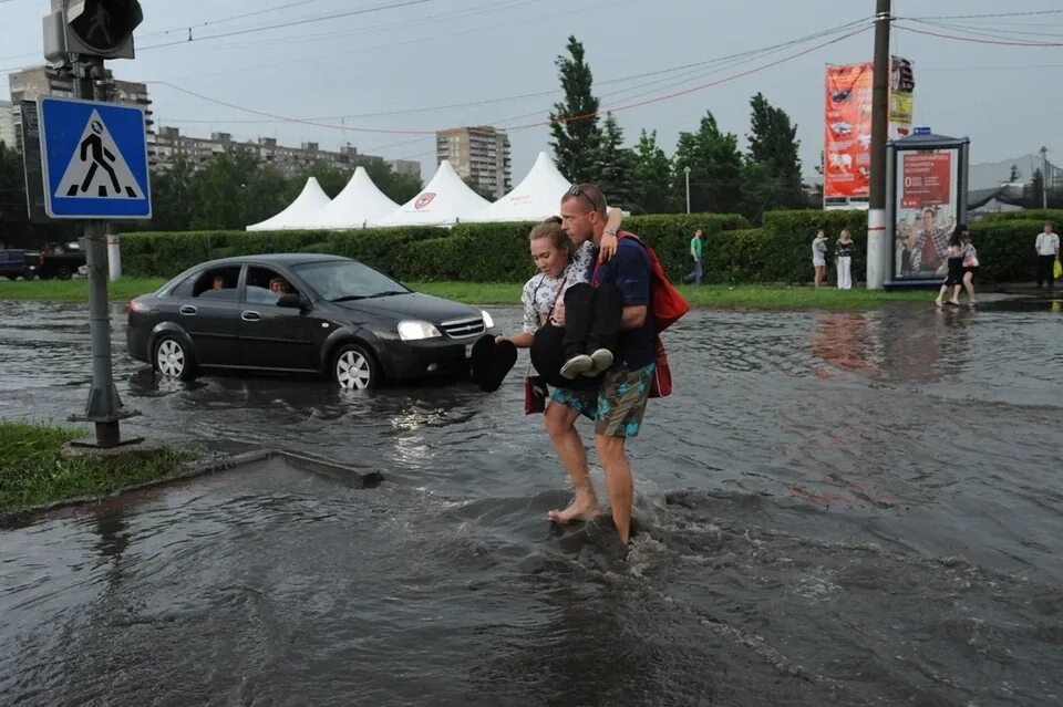 Дождливый день в Перми. Европу заливает дождями. Приколы. Дождь заливает. Коломна залило дождем.