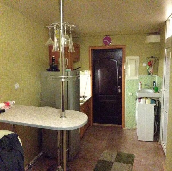 Поставить в общежитии. Комната в общежитии. Кухня в комнате в общежитии. Маленькая кухня в комнате общежития. Евроремонт в комнате общежития.