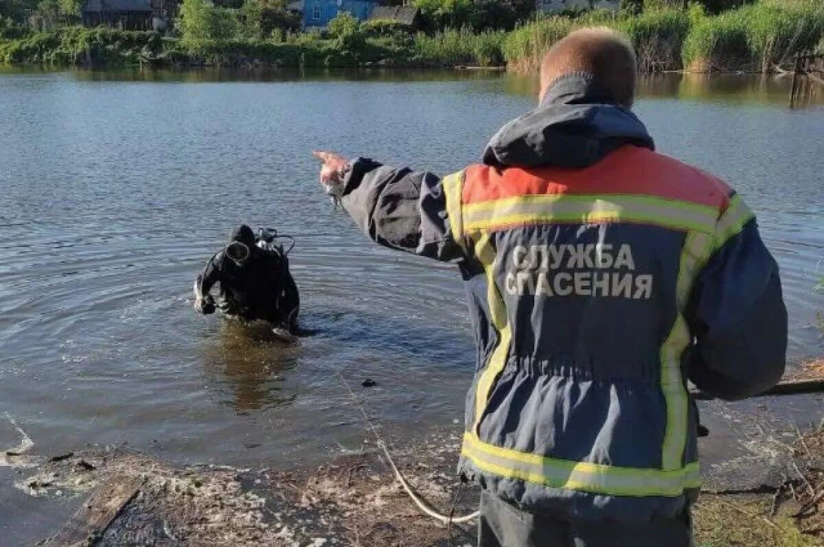 15 летний парень спас людей в крокусе. Водолазы достают тела из воды.