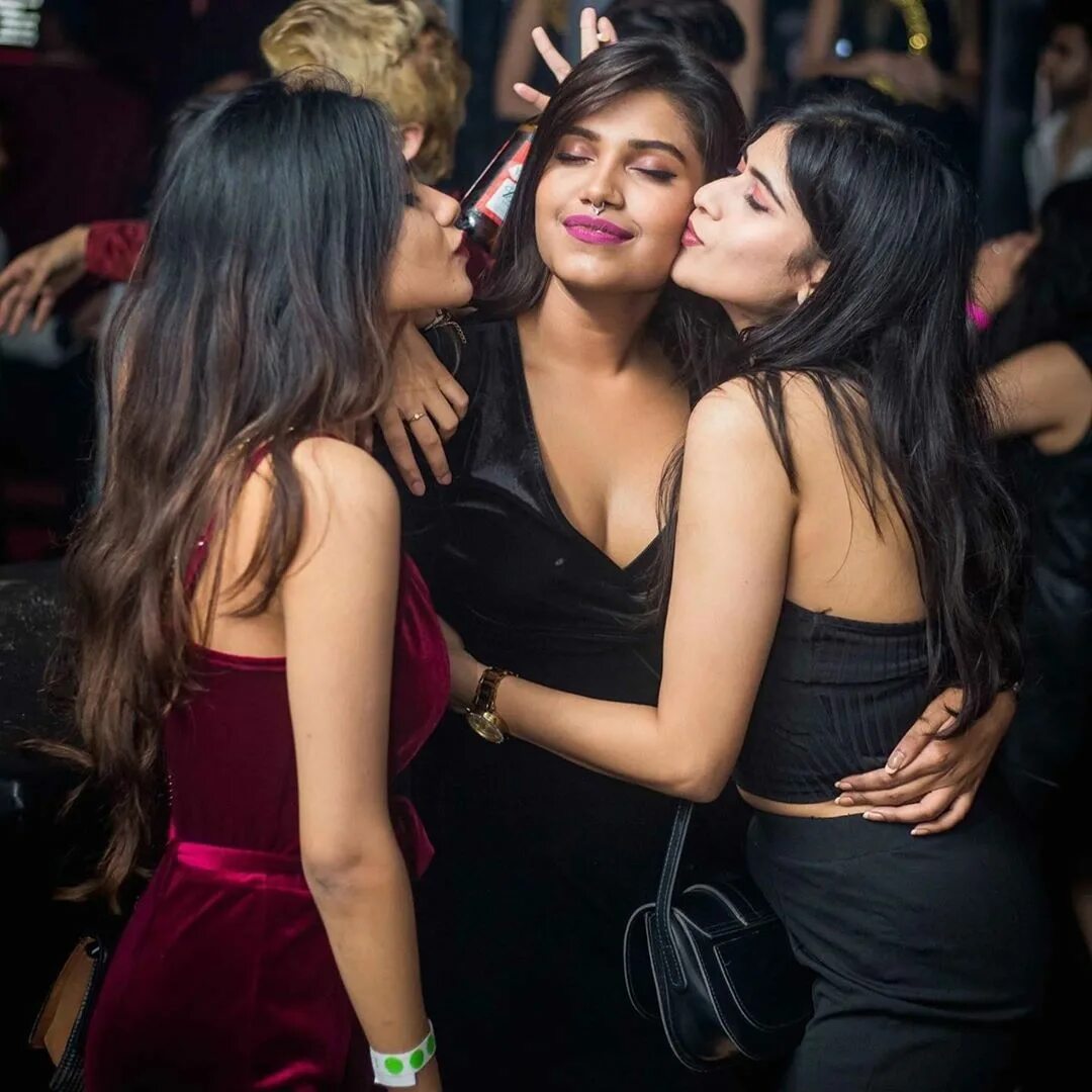 Enter girls. Дели клубы. Suryyaa Delhi Club. Дели клуб PERVEE. Nightlife in UAE.