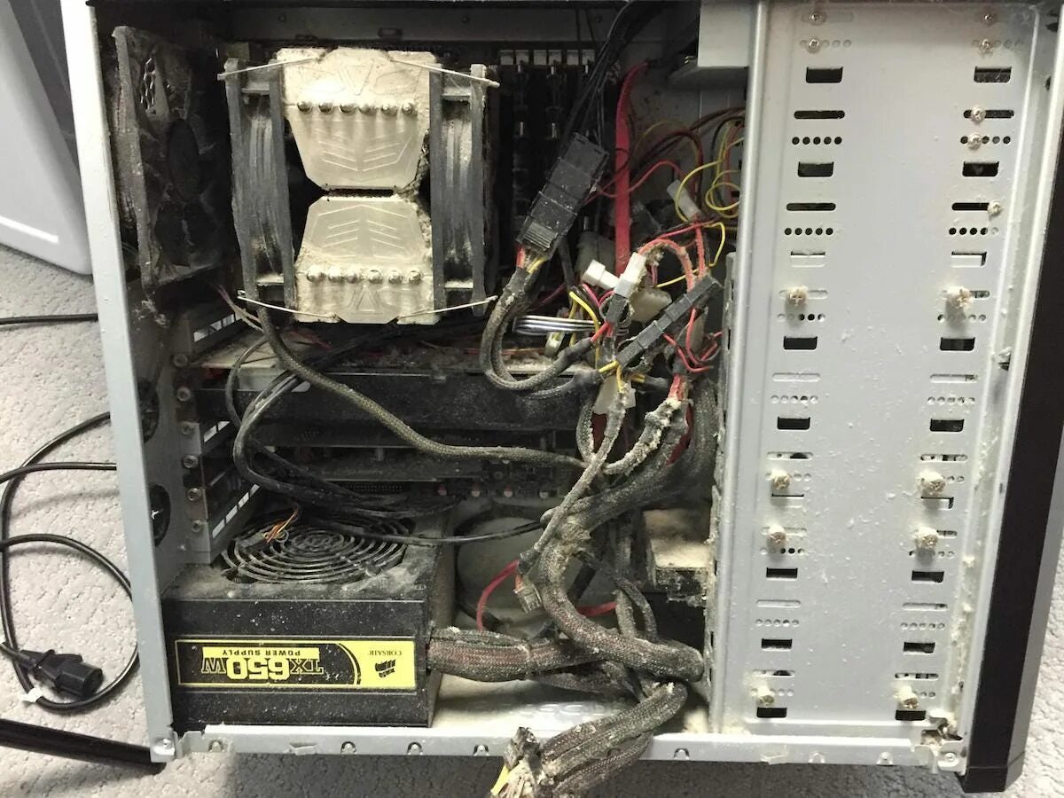 Inside the computer. Грязный системный блок. Пыльный системный блок. Очень пыльный компьютер. Системный блок весь в пыли.