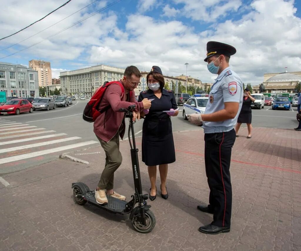 Можно ездить по московской области. Самокаты пешеходы в городе. ДПС на самокате. Самокат на дороге. Электросамокат ДПС.