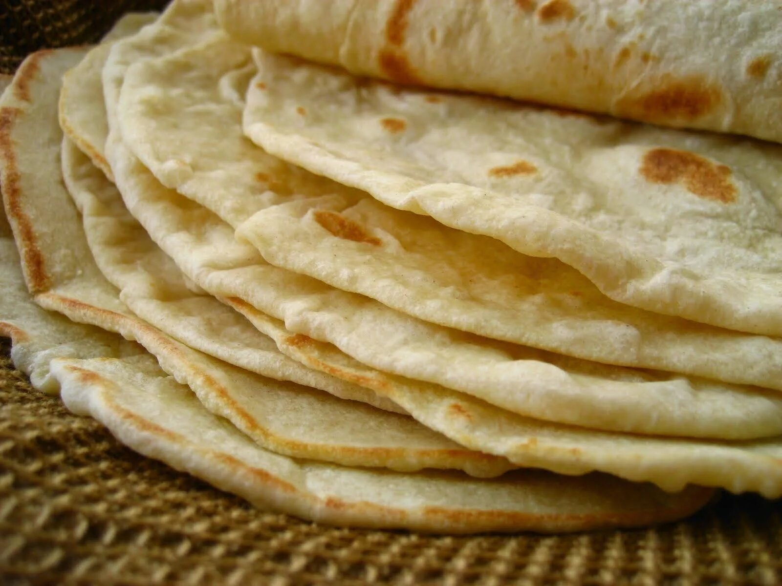 Тесто для лаваша тонкого. Маисовые лепешки Мексика. Tortillas Мексиканские лепешки. Лепешка мчади из кукурузной муки. Кукурузная лепешка Тортилья.