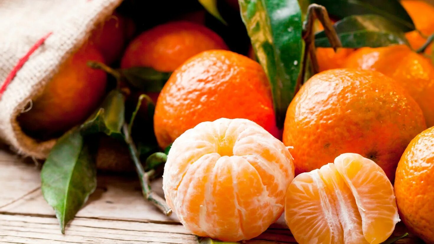 Мандарин. Оранжевые фрукты и овощи. Апельсин и мандарин. Мандарин на белом фоне. Мандарин х