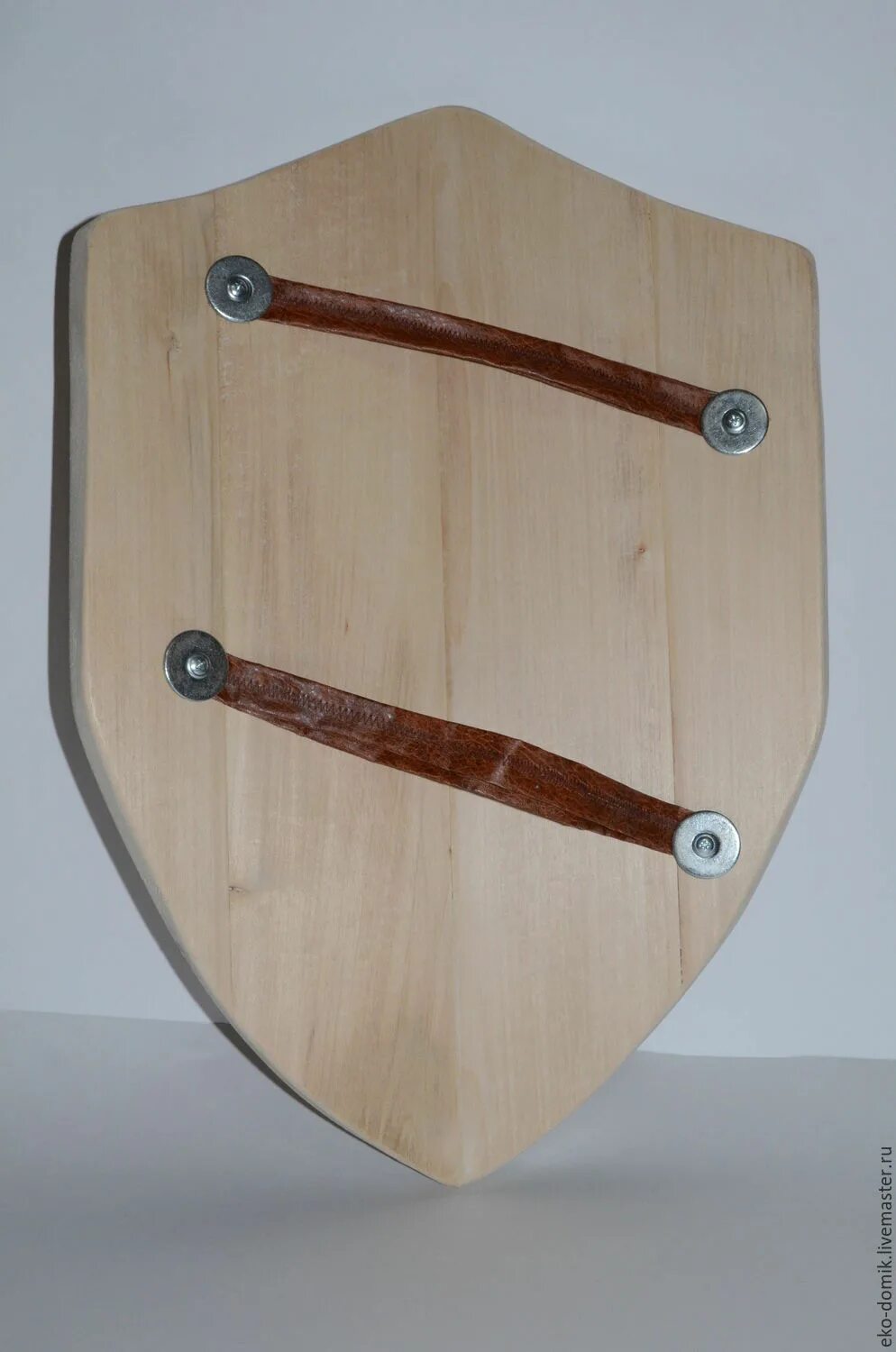 Круглый щит из досок. Круглый щит. Круглый щит викингов. Щит из дерева. Склейка досок в мебельный щит.