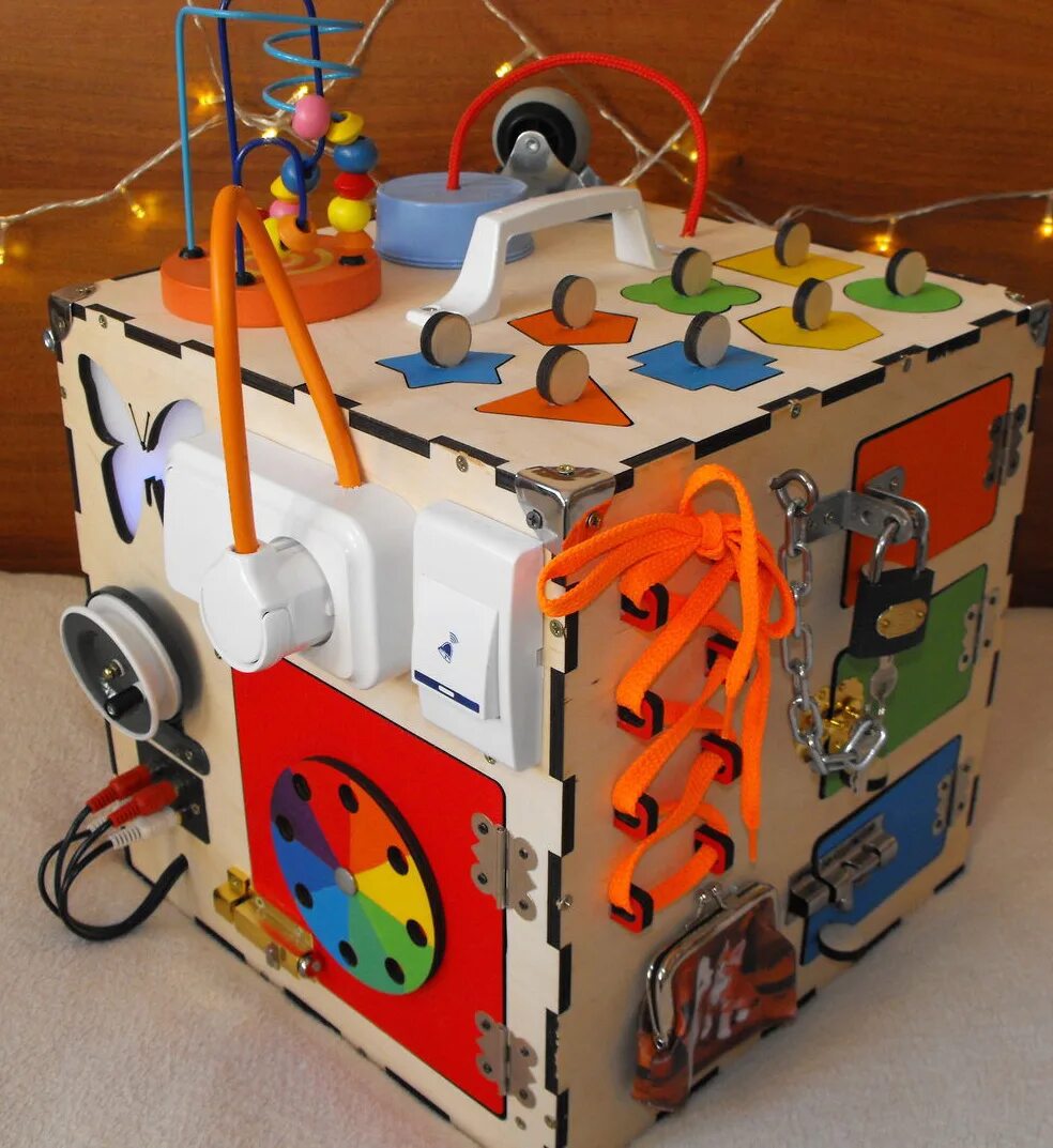 Бизикуб Монтессори. Бизиборд Бизикуб. Бизиборд Монтессори. Развивающий куб для детей. Самодельный куб