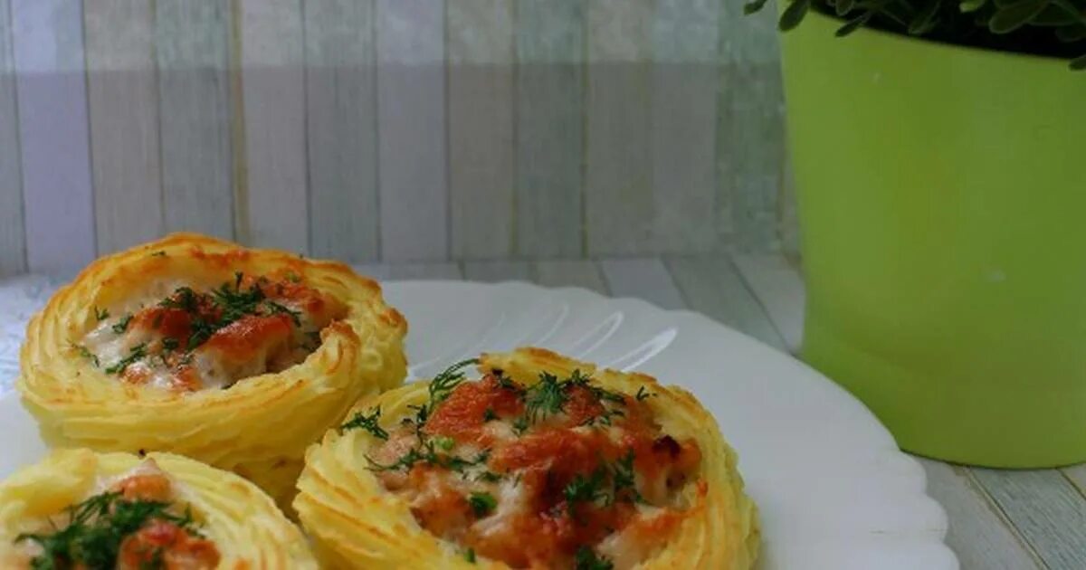 картофельные гнезда с курицей. макароны гнезда в духовке с курицей. гнёзда с фаршем в духовке. картофельные гнезда с шампиньонами. котлеты под сыром.