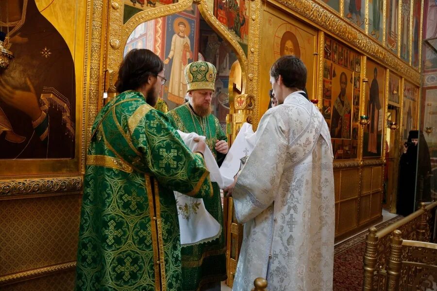 рукоположение в дьяконы. рукоположение в дьяконы. дьяконская хиротония. рукоположение в дьяконы. храм христа спасителя событие.