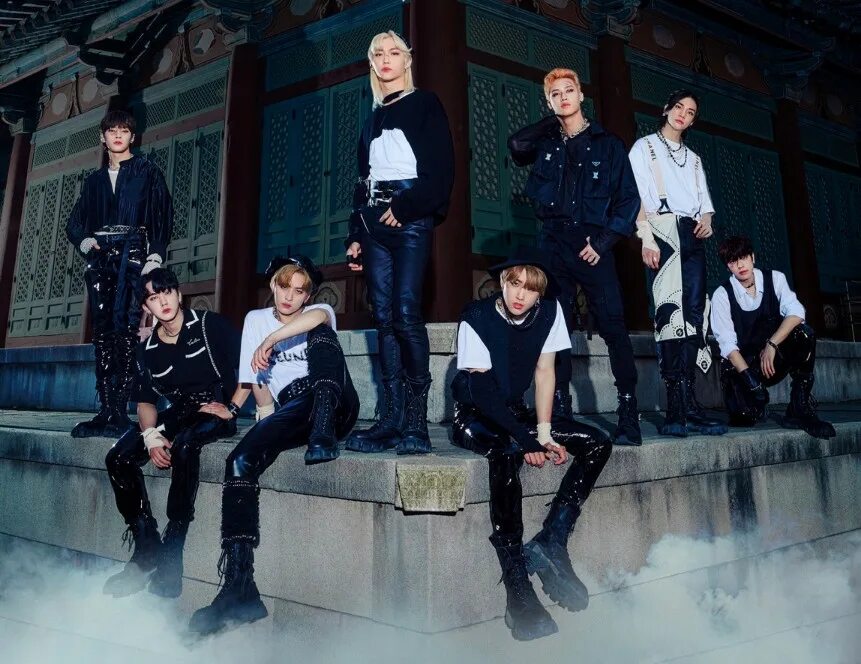 Stray одежда. Stray kids lalalala.