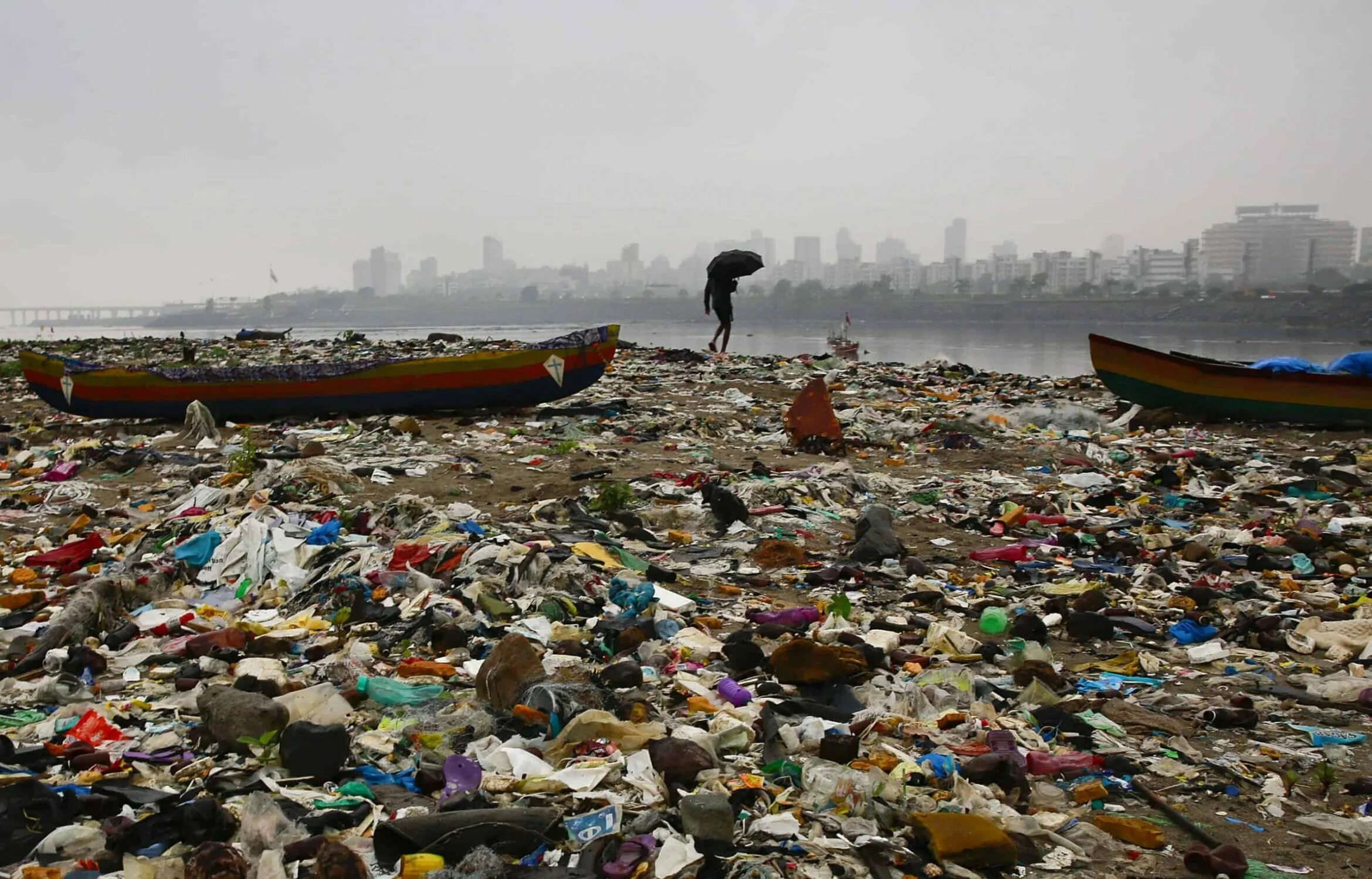 Загрязнение мусором окружающей. Загрязнение планеты. Пластиковое загрязнение планеты. Экология мусор. Человек загрязняет природу.