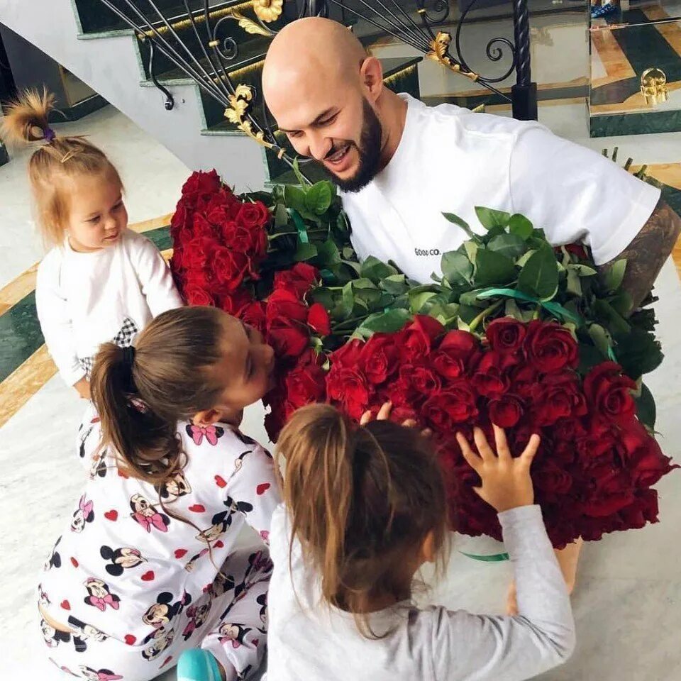 Папа дарит дочери цветы. Папа с цветами. Отец дарит цветы дочери. Дочь подарила цветы