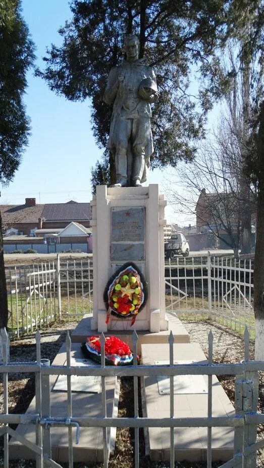 Памятники в лабинске. Усть Лабинск Муся Пинкензон. Памятники города Усть-Лабинска. Памятники Усть Лабинска. Муся Пинкензон Усть Лабинск пам.