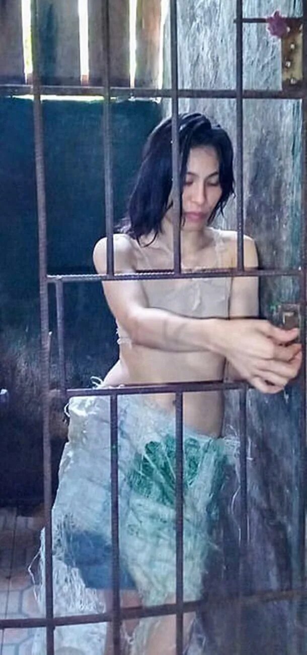 Девушка заперта в клетке. Заперли в женской. Щель в сарае. В клетке 2010 фильм доктор. Питомец фильм 2016 дженнет.