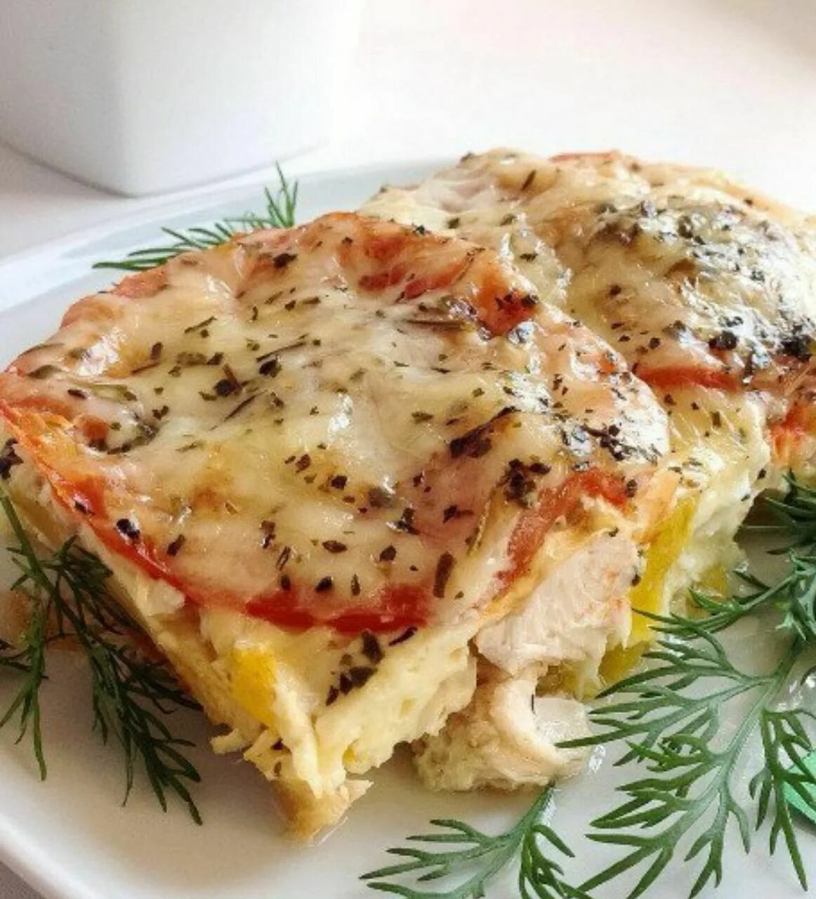 Рецепт куриное филе лук. Куриная запеканка. запеканка с курицей. запеканка из филе курицы. запеканка из куриной грудки с овощами.