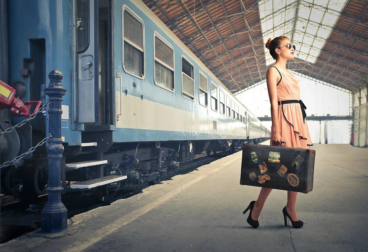 Наш полупустой поезд остановился. Женщина с чемоданами на вокзале. Девушка с чемоданом у поезда. Фотосессия на вокзале с чемоданом. Девушка на вокзале.