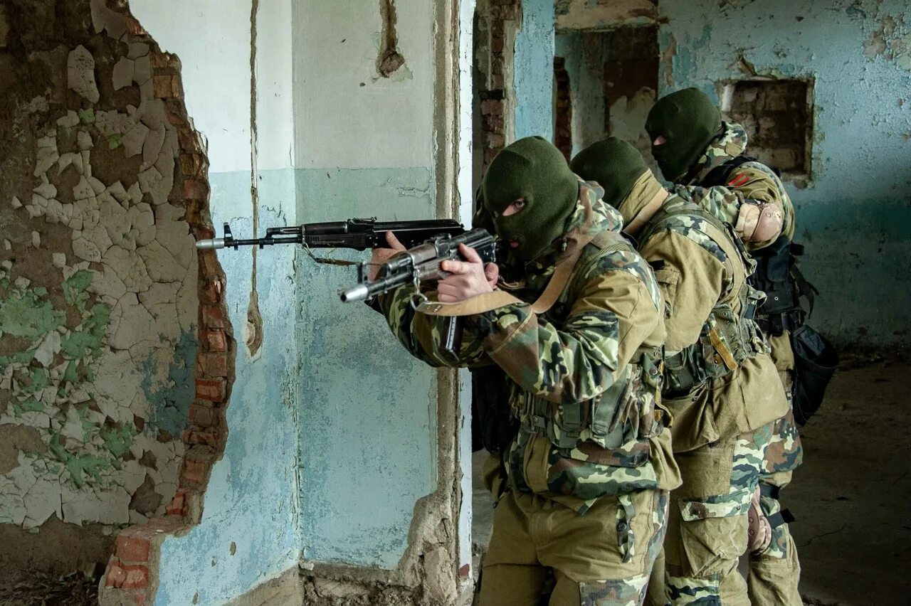 Занятия по боевой подготовке военнослужащих. Спецназ вдв рязань. Тактика спецназа. Центр подготовки спецназа. Тактико специальная подготовка.