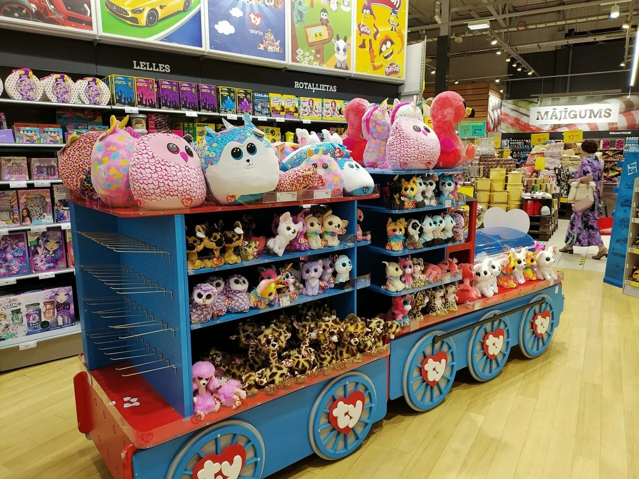 Игрушка под диваном. Как убрать детские игрушки если не можешь. Много игрушек. «найдем игрушки», «наведем порядок». Куда деваются игрушки.