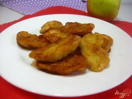 Яблоки в кляре на сковороде