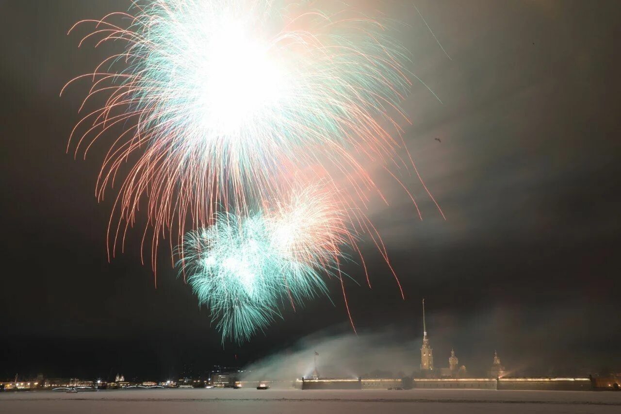 Салют будет сегодня в москве 23 февраля. Петропавловская крепость в Санкт-Петербурге салют. Салют 23 февраля Петропавловская крепость. СПБ Петропавловская крепость салют. Петропавловская крепость фейерверк.