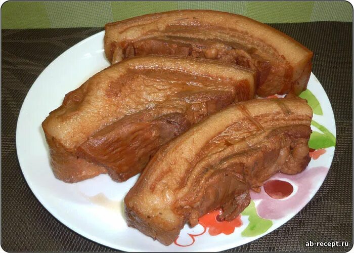 Сало в луковой шелухе самый вкусный. Сало в шелухе. Как приготовить прослойку в луковой шелухе. Сало грудинка в луковой шелухе. Грудинка свиная в луковой шелухе.