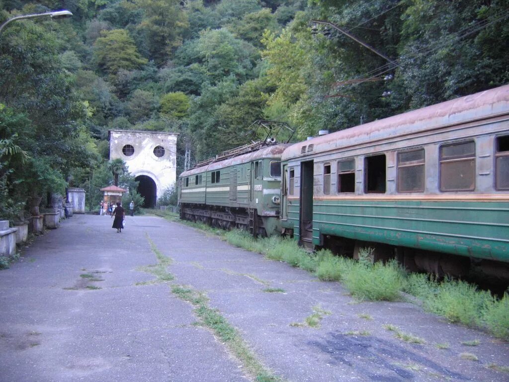 Абхазия железная дорога Сухум. ЖД вокзал Сухум. Сухумская железная дорога Гудаута. Эр2-975, депо Сухум, Абхазия.