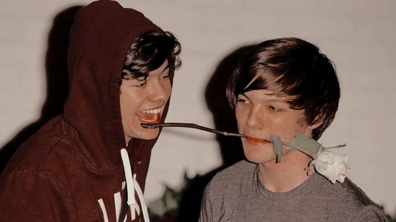 Ты носишь луи. Луи луи луи песня. St луи. Луи луи иди поцелую. День луи луи праздник.