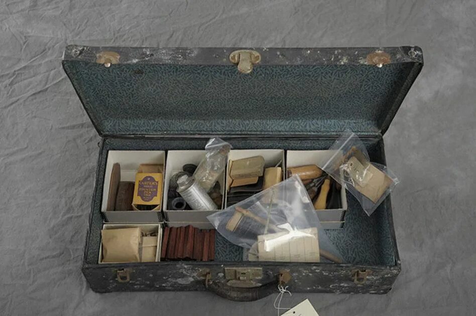 Комплект чемоданов самсонайт. Suitcase found. Suitcase found. Человек с чемоданом. Багаж в аэропорту.