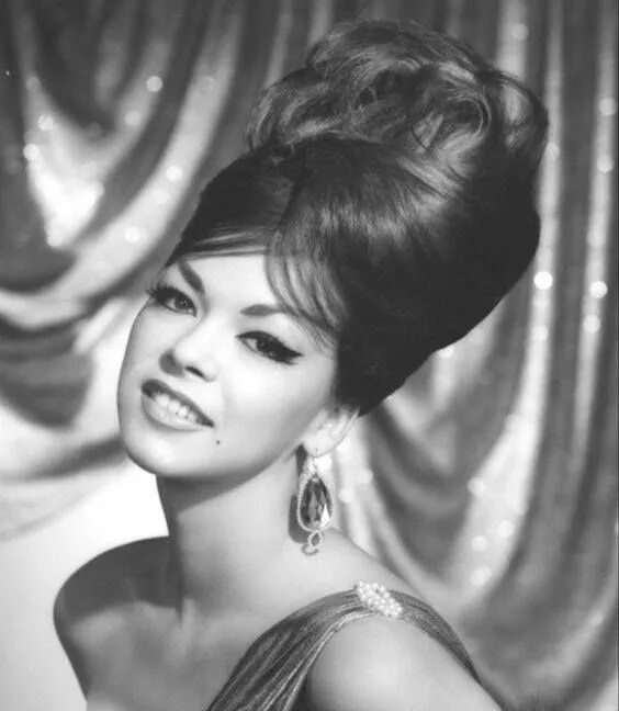 Best Hairstyle For Medium Length Wavy Hair Hair styles, 60s hair, Big hair
