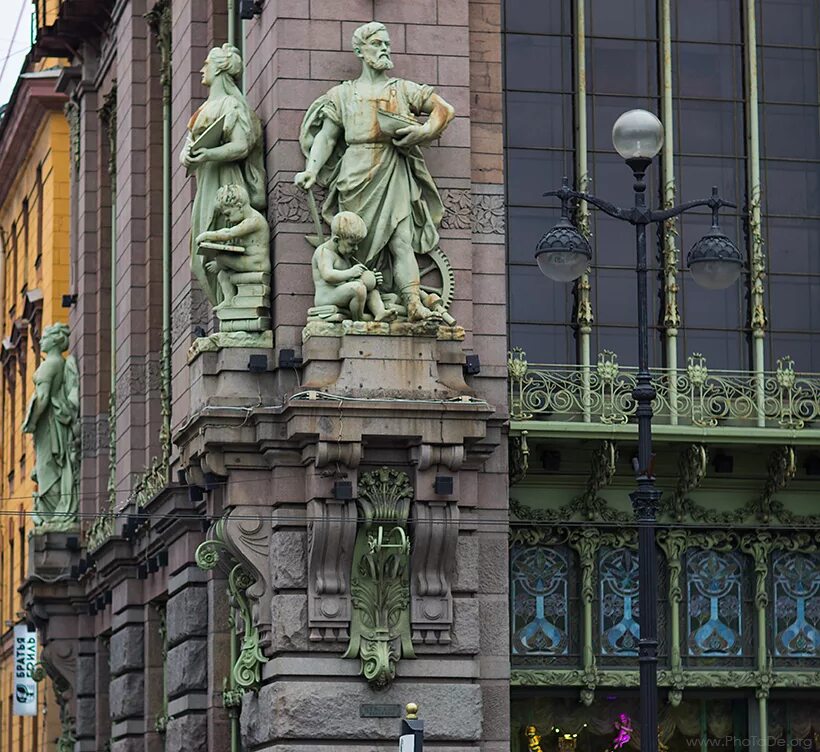 Елисеевский магазин в санкт-петербурге архитектор. Санкт-петербург елисеевский магазин на невском проспекте. Магазин купцов елисеевых снаружи. Дом купца елисеева в санкт-петербурге. Елисеевский магазин санкт-петербург 1903 год.