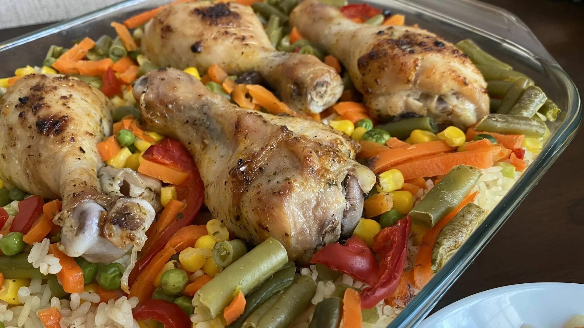 Куриные голени с картошкой духовке в рукаве. Голень с овощами в духовке. голень с рисом. куриные ножки с картошкой в духовке. голень с овощами в духовке тушеная.