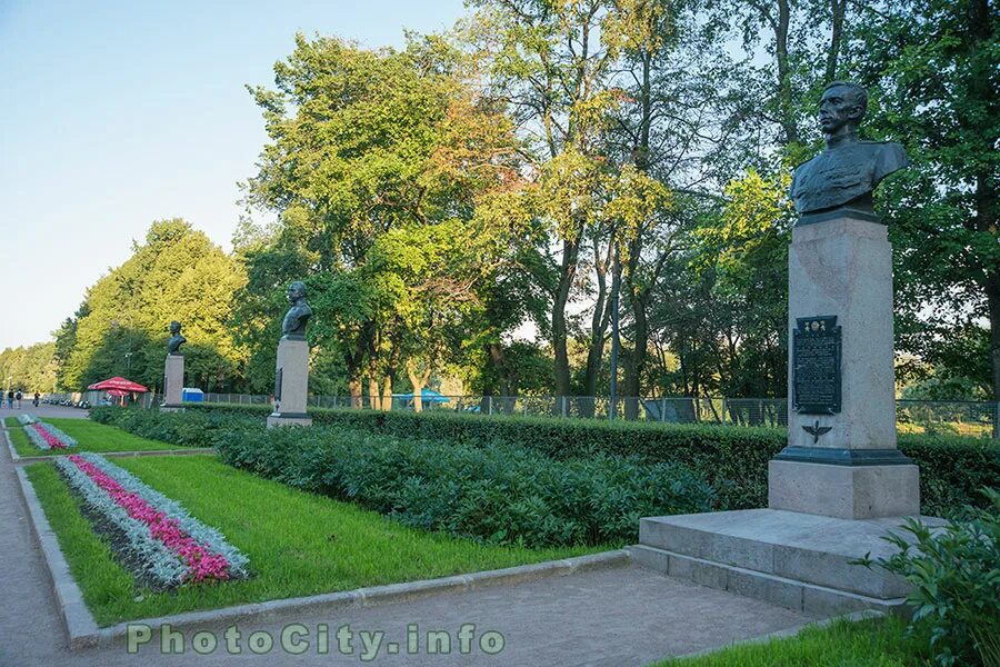 Московский парк победы санкт петербург аллея героев. Парк Победы Санкт-Петербург аллея героев. Московский парк Победы аллея героев. Аллея героев в Московском парке Победы СПБ. Памятник в парке Победы Санкт-Петербург.