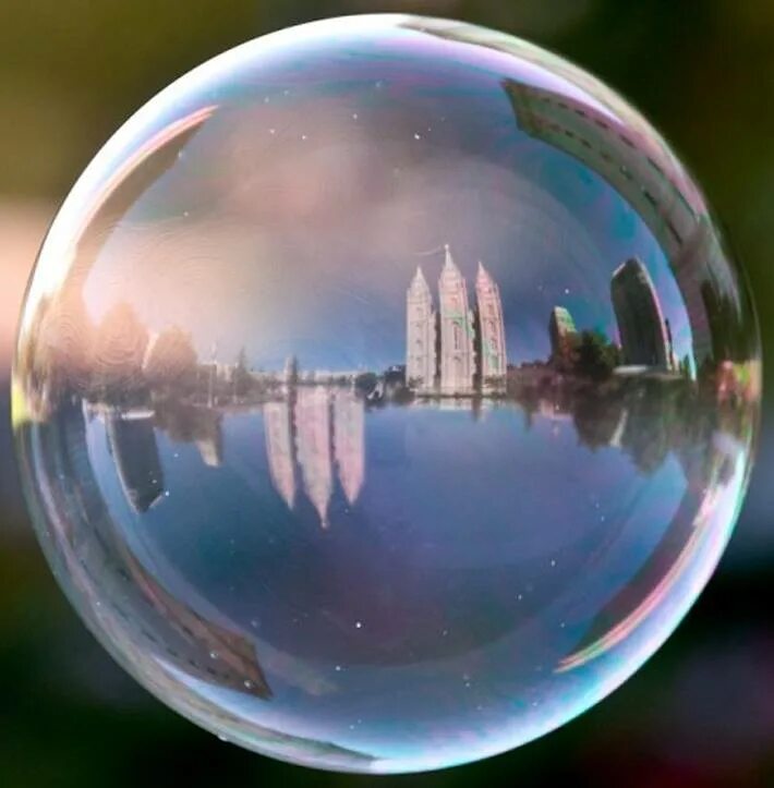 Отражение в мыльном пузыре. Шар стеклянный. Стеклянный шар отражение. Стеклянный пузырь.