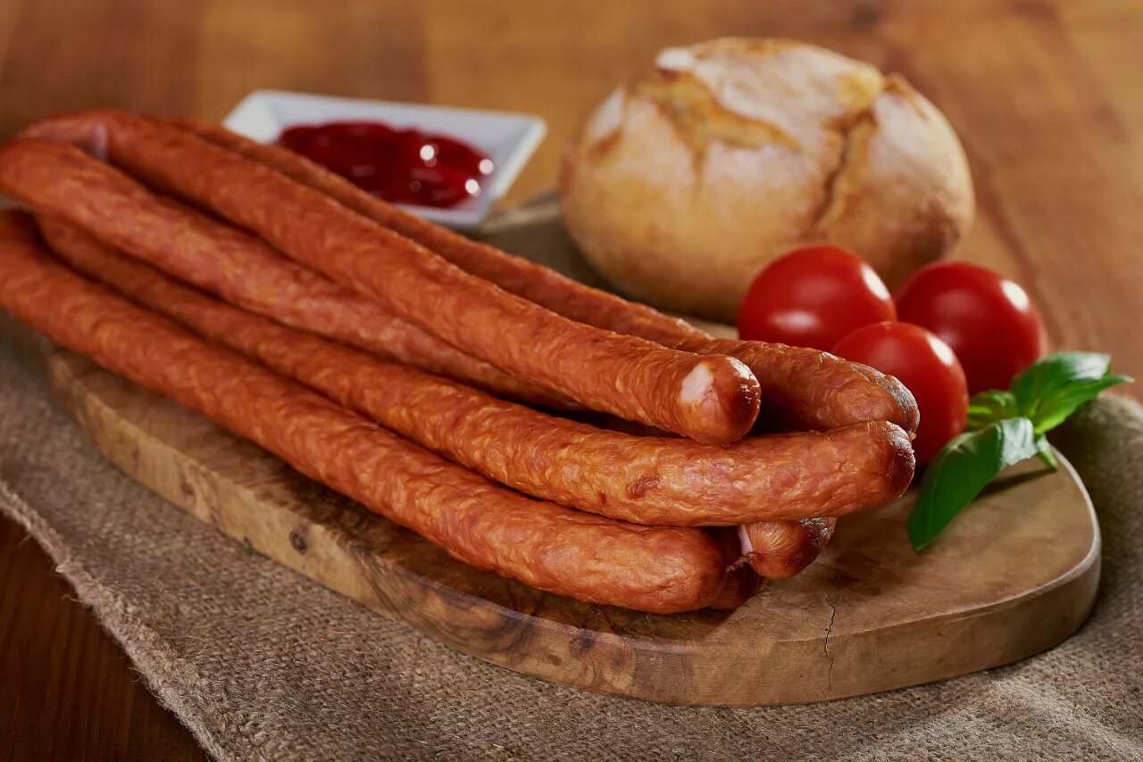 сосиски подкопченные. огромная колбаса. длинные сосиски. длинные колбаски. кабаносси микоян.