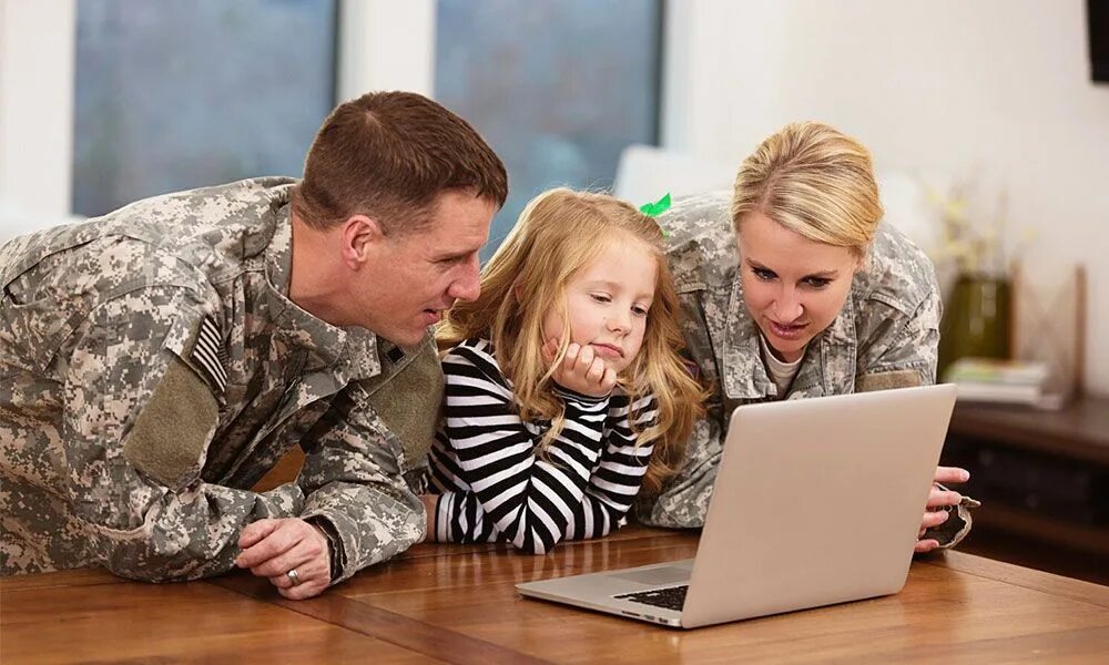 Многодетный отец военнослужащий. Семья военных многодетных знаменитая. Многодетный отец военнослужащий. Военный с сыном. Отец военнослужащий один.