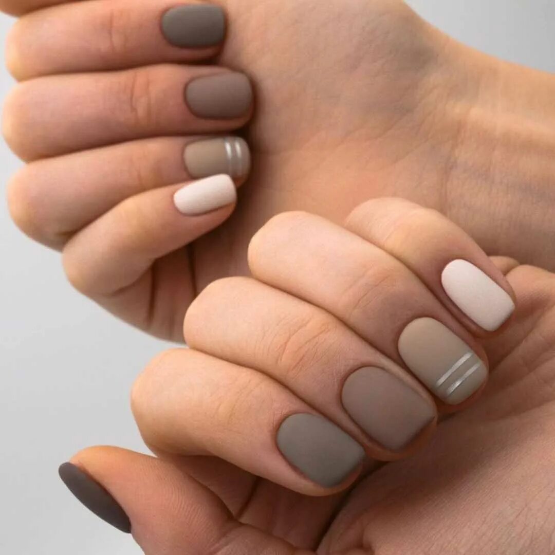 ногти молочного цвета. бежевый маникюр. бежевые матовые ногти. бежевые матовые ногти. нюдовый маникюр 2022 миндаль матовый.