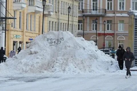 В снежный сугроб имеющий температуру 0