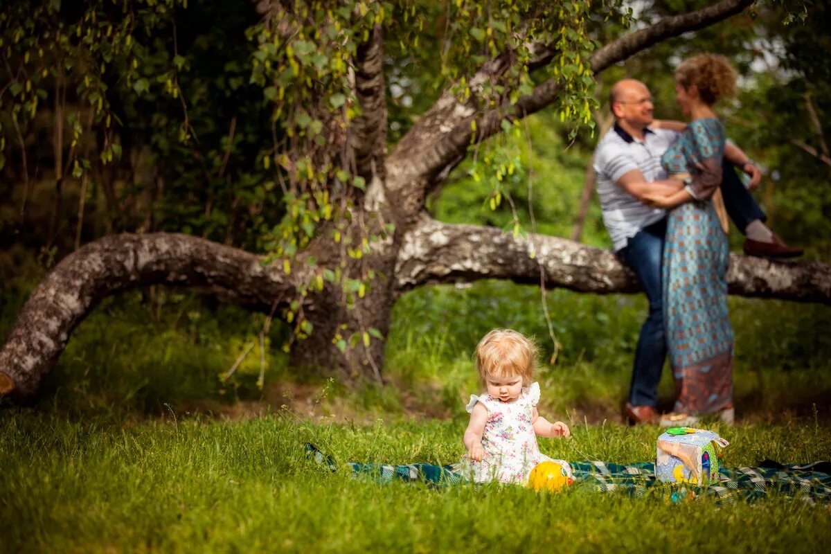 Фотосессия семьи на природе. Летняя фотосессия для детей на природе. Фотосессия с детьми на природе. Фотосессия с детьми на природе. Детская фотосессия на природе летом.