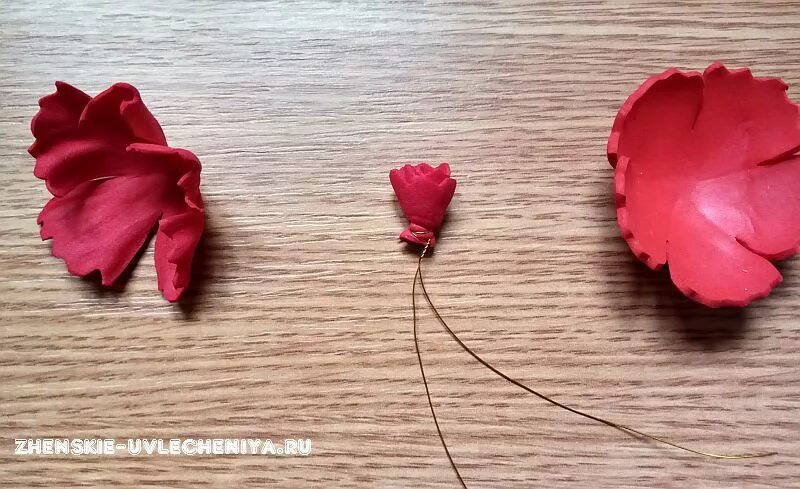 Гвоздика из фоамирана мастер. Гвоздика поделка. Гвоздика из фоамирана для брошки. Гвоздика изолон. Гвоздика из фоамирана своими руками.