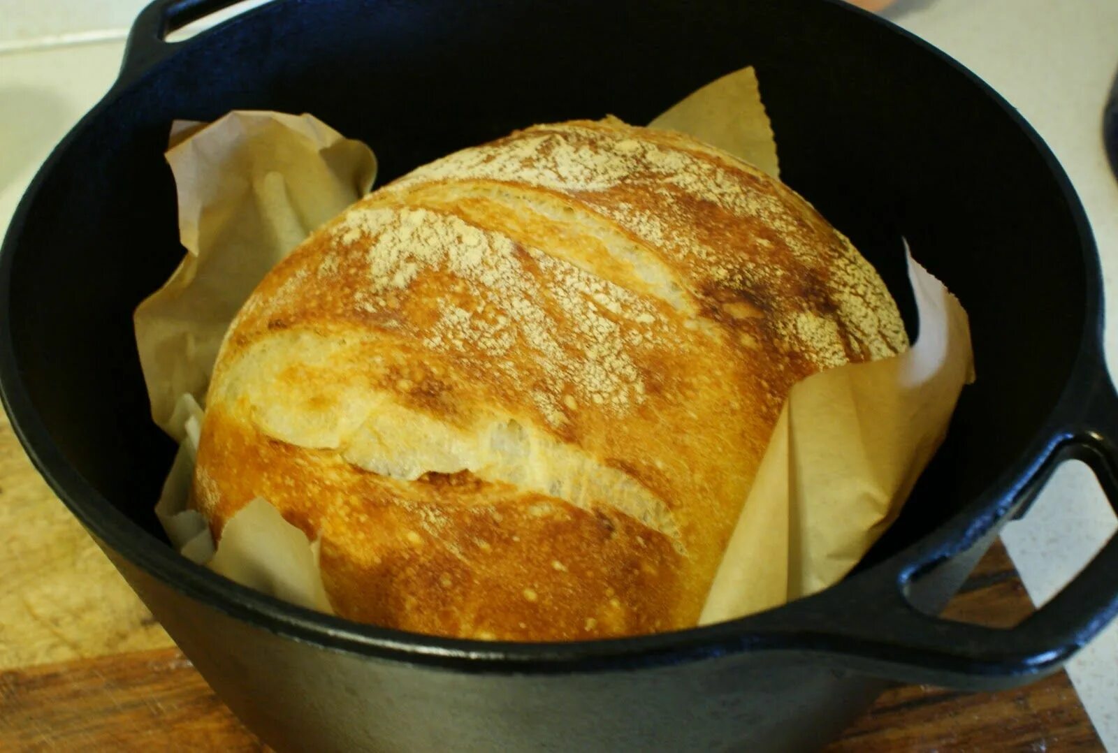 Печь хлеб в форме. Кастрюля для выпечки хлеба в духовке. Жаровня для выпечки хлеба. Хлеб в кастрюле в духовке. Хлеб в чугунной кастрюле в духовке.