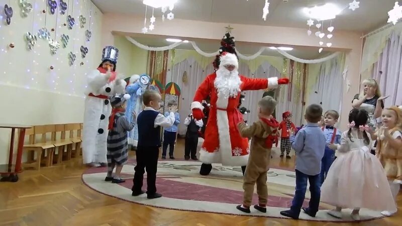 Дед мороз отжигает в детском. Дед мороз танцует в садике. Видео танец деда мороза. Утренник дед мороз танцует. Дед мороз зажигает в детском саду.