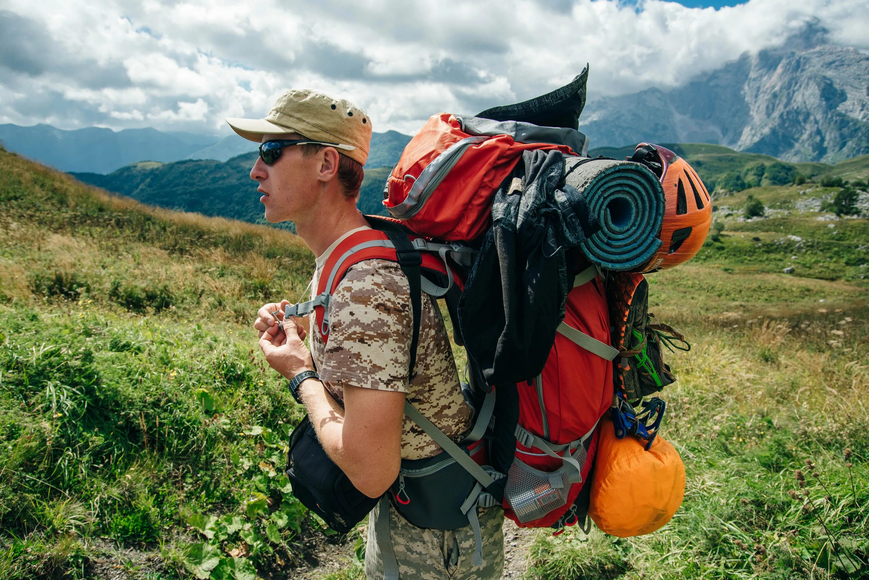 Get tourism. Турист с рюкзаком. Туристы в горах. Рюкзак для похода. Рюкзак путешественника.